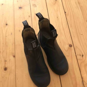  - Säljer ett par Johnny Bulls Strl 37.  Fint skick  Köparen betalar frakten 