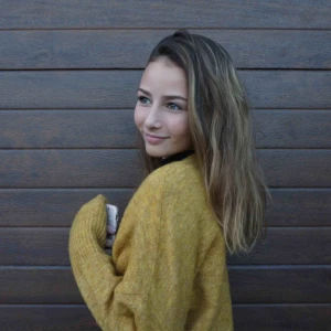  - Lång kofta (ish) som är smutsgul, går till låren på mig som är 1,67 m. 