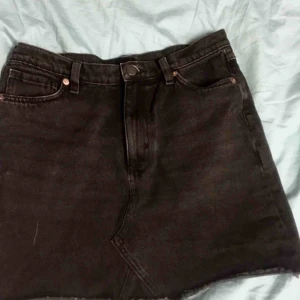  - Jättesnygg kjol från monki. Köpte den i år, har använt den typ 5 gånger. Den är storlek 40 men sitter ganska tight. Kan mötas upp i Malmö/Lund (går även bra med andra ställen i Skåne om det inte är för långt bort) annars står köparen för frakt. 