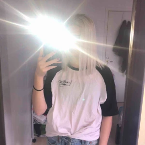  - VANS t-shirt i Storlek XL, som passar alla! Själv bär jag storlek XS/S Den är lite missfärgad och skiftar svagt i ljusrosa pga röd strumpa hamnade med i tvätten.  Kan mötas upp och även skicka med leverans kostnad på 39kr