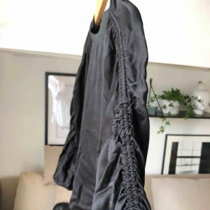  - Svart dröja från hm. 