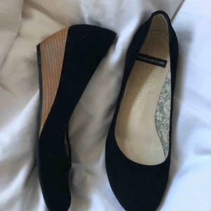  - Svarta lågklackade mockaskor från vagabond. Knappt använda. Frakt tillkommer