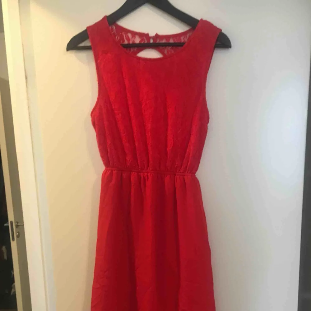 Röd klänning, kort fram/lång bak. Aldrig använd. . Klänningar.