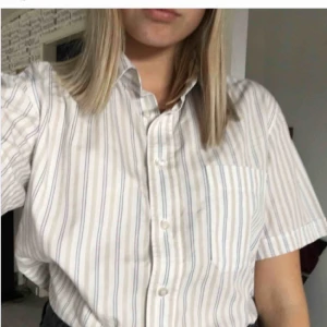  - Skjorta köpt här på plick. Fint skick och väldigt fin!  Möts upp i Stockholm, annars får köparen stå för frakt💕