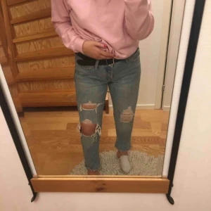  - Snygga ljusblåa boyfriend jeans från Abercrombie & fitch, rätt stora vid midjan men funkar lika bra med skärp