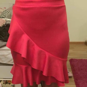  - Söt kjol från Nelly trend. Går till mitten av låret ungefär. Liten reva(se bild 3)  OBS! Säljer endast till personer som kan ta sig till Helsingborg för att köpa, skickar inget via post.