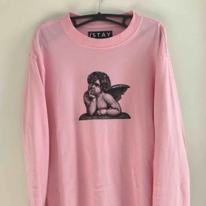  - En oversized rosa sweatshirt från Carlings med änglatryck samt vingar längst nere på båda ärmarna. Har tyvärr aldrig kommit till användning för mig så den är helt oanvänd. Kan skicka mer bilder vid intresse :)