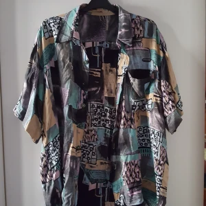  - Vintage mönstrad skjorta. Hittar ingen lapp om storlek men skulle säga att den är ungefär som en storlek M. Finns i Örebro men kan skickas om köparen då står för fraktkostnaden.