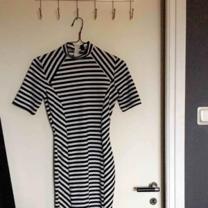  - Skitsnygg figurnära klänning som tyvärr har blivit för liten för mig 😭 använd 2 gånger