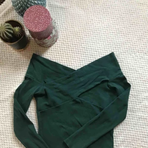  - Skitsnygg offshouldertröja! Sitter bra på axlarna/ytterarmarna utan att man behöver oroa sig för att den kasar ner. Köpare betalar frakten. 