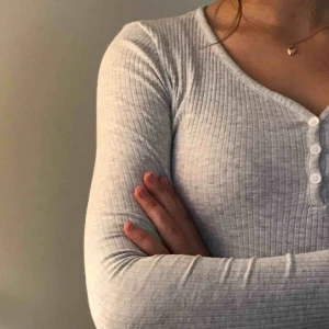  - Ribbad grå långärmad. Materialet är jätte mjukt och bekvämt och passar perfekt till hösten. 