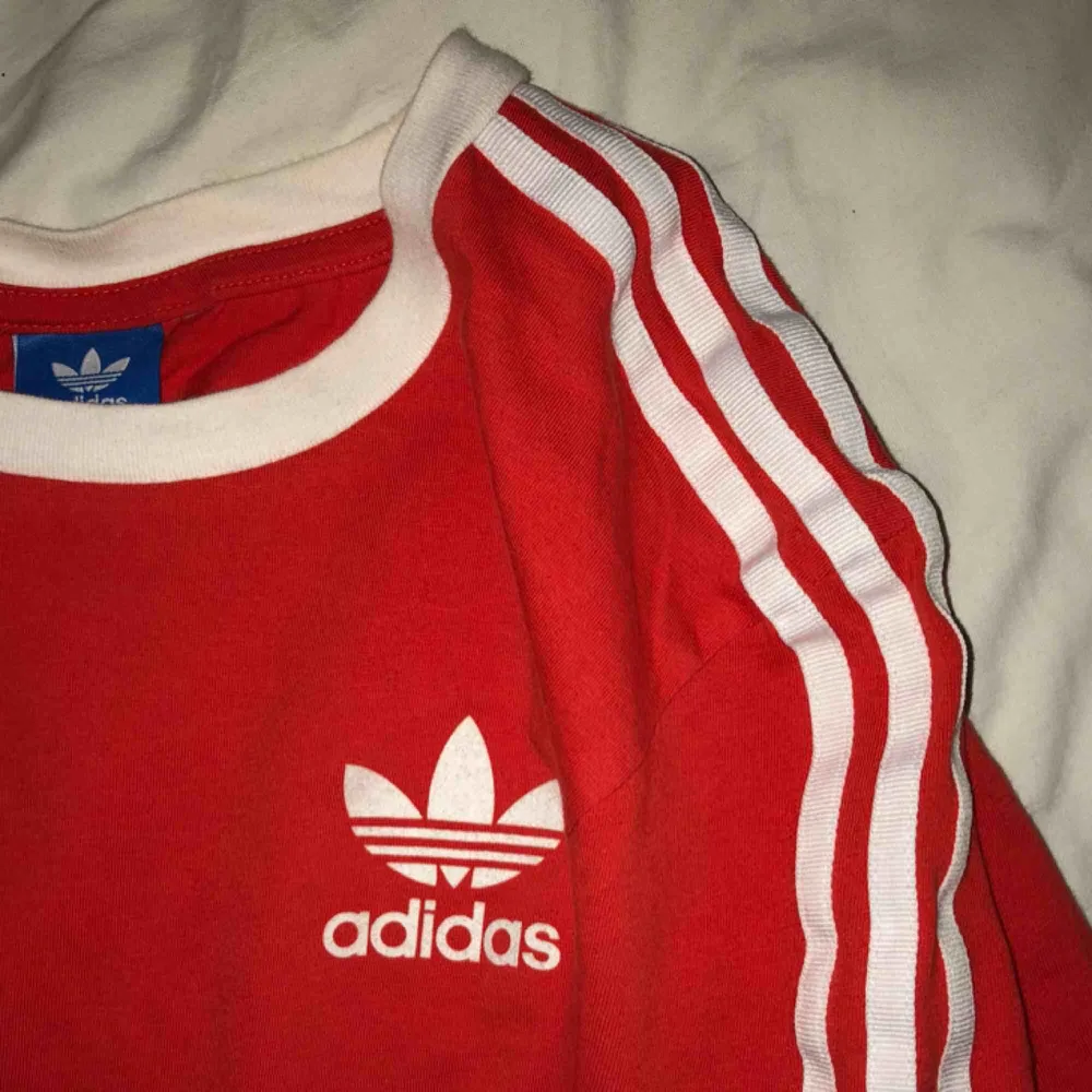 Adidas tisha i bra skick förutom ett litet hål från att den en gång fastnade i gylfen. Nästintill oanvänd . T-shirts.