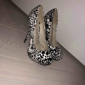  - Klackar som aldrig är använda. Icke svensk storlek står på bilden, jag har 36 och dom är någon storlek förstöra så skulle säga att klackarna är i storlek 37. 