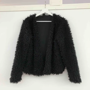  - Svart fuskpäls från Ginatricot. Välanvänd men är i mycket gott skick. Kan mötas upp i Helsingborg annars står köparen för frakten. 