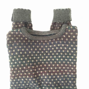  - Stickad lite kortare tröja i finaste mönstret! Superfin till tex höga jeans😍