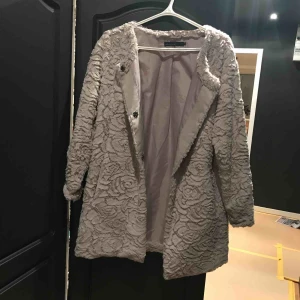  - Jättemjuk och härlig fuskpäls från Freequent. Använd endast 2 ggr, som ny! Köparen står för frakt.