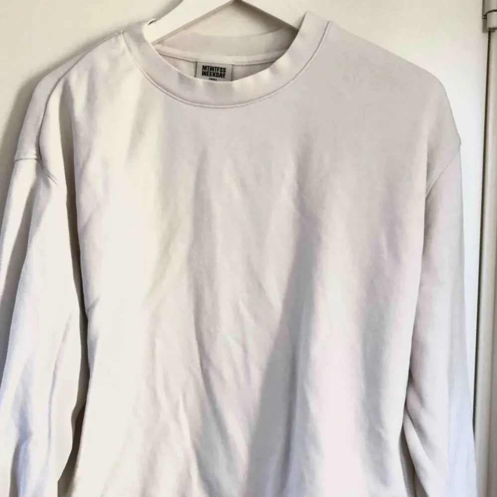 Basic vit sweatshirt från Weekday! Är storlek small men passar mer som en medium. Möts upp i stockholm, annars står köparen för frakten. . Toppar.