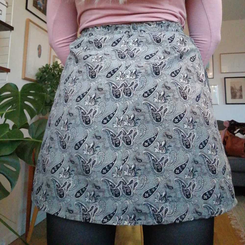 Superfin kjol från beyond retro, passar en 36-38 eftersom det är stretch i midjan där bak. Perfekt skick, passar alla årstider då tyget är tunt och fint.  Frakt landar på 39kr, kan mötas upp i Stockholm :). Kjolar.