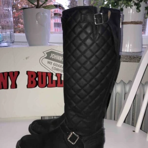  - Skinnstövlar från Johnny bulls andvända en halv vinter och sen lite på hösten, bra skick och sköna att ha på sig, köpta för 1995kr 