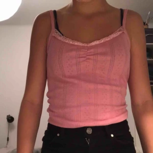  - Fint rosa linne med spets, köparen står för frakt, 