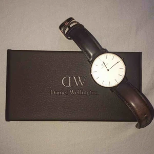  - Fin och äkta Daniel Wellington klocka som knappt är använd. ❤️
