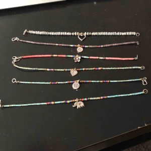  - Handgjorda Super söta armband med silver berlocker 100:- st