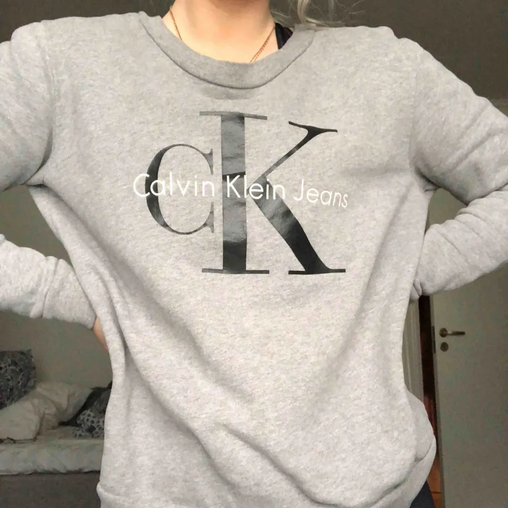 Knapp använd calvin Klein tröja! Den är egentligen en XS men jag är typ en medium idag och den funkar fortfarande på mig! . Tröjor & Koftor.