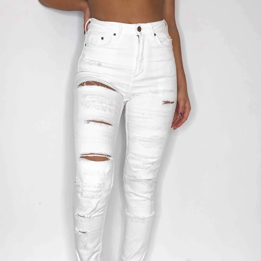 Vita slitna jeans som är använda 1 gång. Jeans & Byxor.