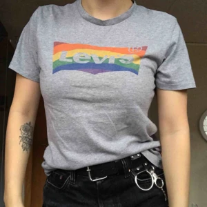  - pris är förhandlingsbart vid snabb affär✨ köper du flera plagg får du rabatt⭐️ limited edition pride tröja från levis