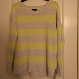  - Mysig stickad tröja från Gap. Har använts max 5 gånger så den är i jättebra skick. 