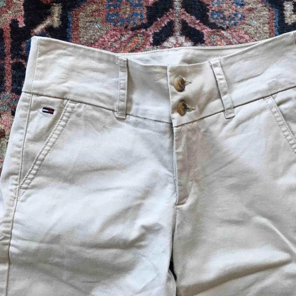Fina beiga byxor från Hilfiger, knappt använda!  Frakt: 55kr🎈💌. Jeans & Byxor.