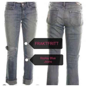  - Ursnygga Klassiska Vintage Blue Jeans ca 27/34. Det här är ett par jeans från Replay som är blå och som  har hål på knät som ger en sliten look. Gylfen stängs med hjälp av blixlås och en silverfärgad knapp. 5 fickor finns. Liten metall logotyp fram och på linningen baktill finns en patch med en logotyp. Supersnygga till allt och bekväma. Nypris 1899 kr Säljs 250 kr FRAKTFRITT. Priset kan diskuteras vid en snabb affär. Avhämtning i Södertälje centrum /Skickar fraktfritt. Swish.Titta gärna på mina andra annonser. 10 %av det jag säljer ger jag till välgörenhet genom targetaid.com skickar screenshot med donationen. 