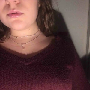  - Snygg stickad vinröd tröja med v-ringning. Från Hollister och i bra skick, endast lite trådar som hänger löst vid lappen (se bild 3). Möts upp i Stockholms innerstad eller fraktar (köpare står då för frakt).