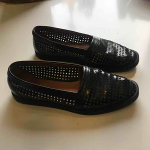  - Säljer mina Other Stories loafers då dom är lite stora till mig😭 frakt 55kr tilkommer.