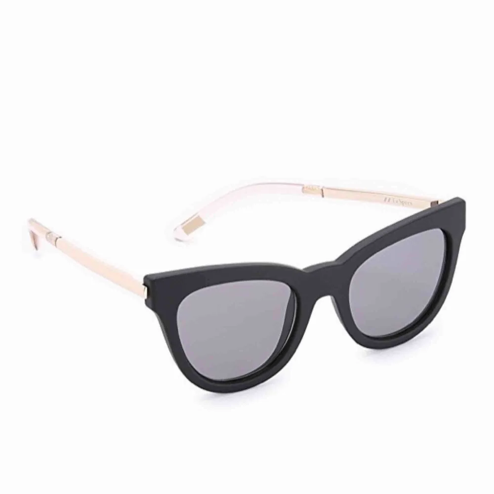 Cateye solglasögon från Le Specs  Form: Cat eye Glasets färg: Rökfärgad Färg på båge: Svart Material: Plast. Accessoarer.