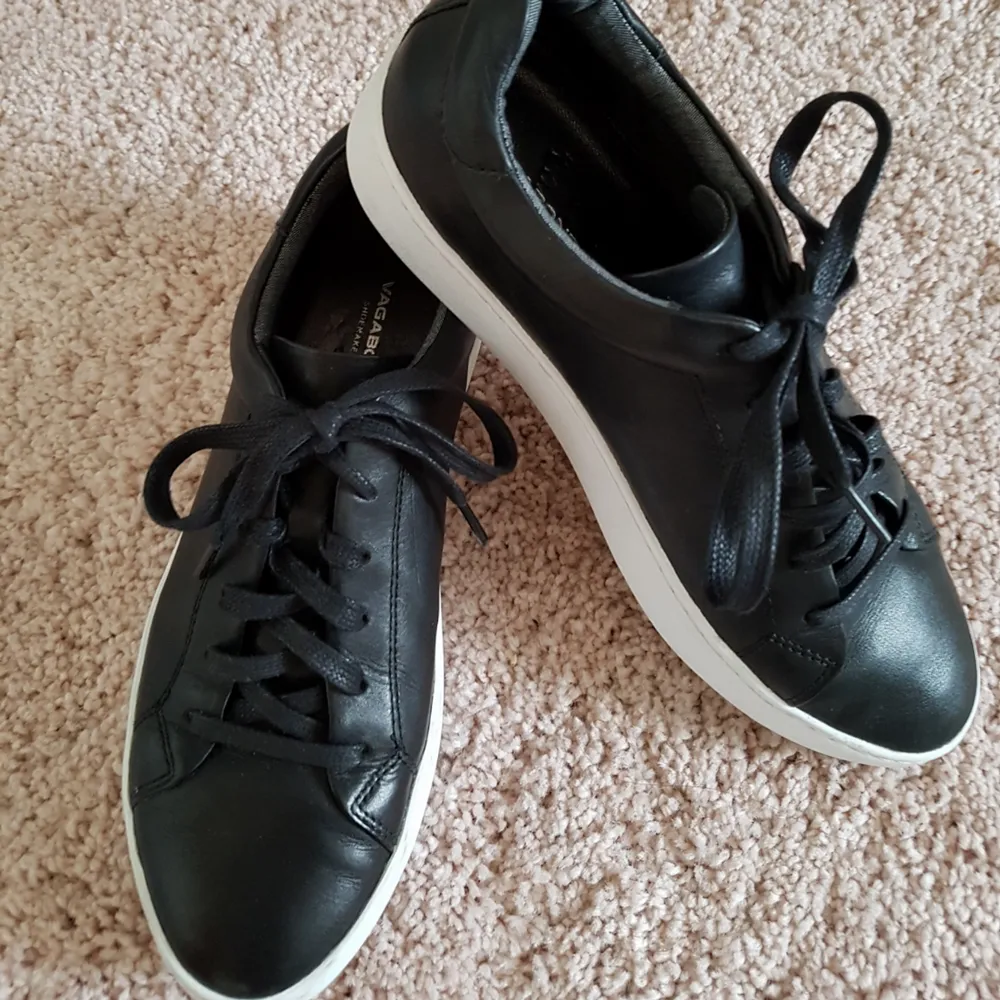 Supersnygga svarta sneakers från Vagabond, endast använda 1 gång.Saljer pga att dom är för små för mig! Nypris 899:-. Skor.