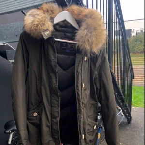  - Inköpt vintern 2017 från Johnells.  Avtagbar pälskrage för den som önskar.  Storlek S men passar alla med XS/M. Nypris 7500 kr.