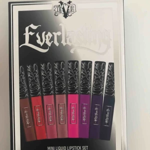  - Sju stycken matta liquid lipsticks från Kat Von D. Bara swatchade. Inte fullstorlek utan typ travelsize.