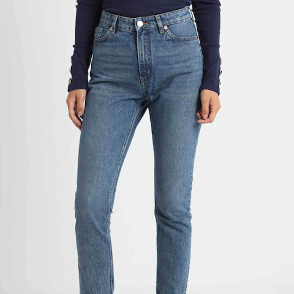 Klassiska Kimomo mom jeans från monki i storlek 30 (sista bilden är tagen från Google för att visa passformen)  En fraktkostnad tillkommer 🌹. Jeans & Byxor.