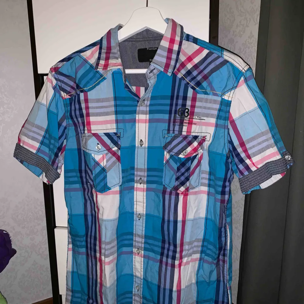 Skjorta från premium denim. Använd en gång. Storlek: M. Pris: 40 kr eller bud. Köparen står för frakten.. Skjortor.