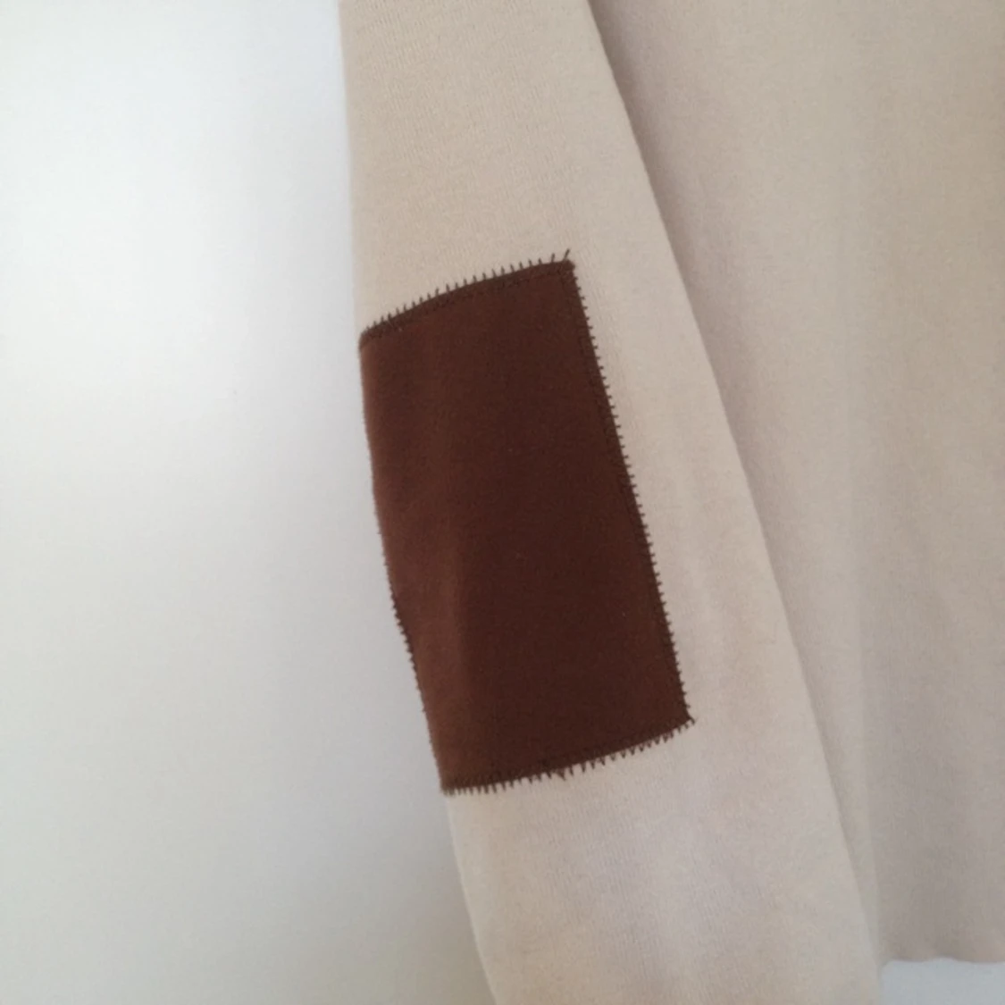 Beige tröja från monki med bruna detaljer vi armbågarna. Bra skick!