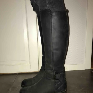  - Riktigt fina stövlar i väldigt bra kvalitet! Använda väldigt få gånger och är så gott som nya. Säljer pga att de är för stora. Väldigt skön sula och håller värmen. Ordinarie pris: 1400kr