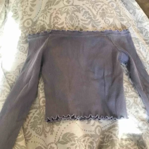  - Lila offshoulder tröja från ginatricot, på sista bilden ser man den riktiga färgen. Frakt tillkommer eller så möta vi!