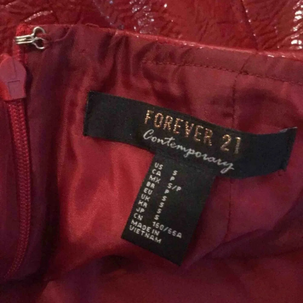 En supersnygg lack-kjol, köpt på forever 21 för ett år sen. Knappt använd!  Kan tyvärr inte ha den längre, så hoppas den kommer användas hos någon annan. Kan mötas upp eller så skickas den, 50kr i frakt. . Kjolar.