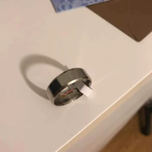  - En helt ny ring i storlek 12 väldigt stor!  Har tyvärr inte någon aning om vad storlek 12 innebär går säkert att söka upp enkelt!