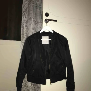  - Bomberjacka använd ett fåtal gånger normal i storleken men snarare att den sitter åt lite än oversize, passar en som i vanliga fall har S eller gärna XS