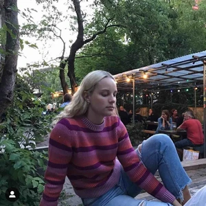  - Jättefin stickad tröja från &Other Stories (Paris Atelier). Sparsamt använd, säljer pga passar inte min nuvarande hårfärg. Kan mötas i Gbg eller köpare står för frakt! 