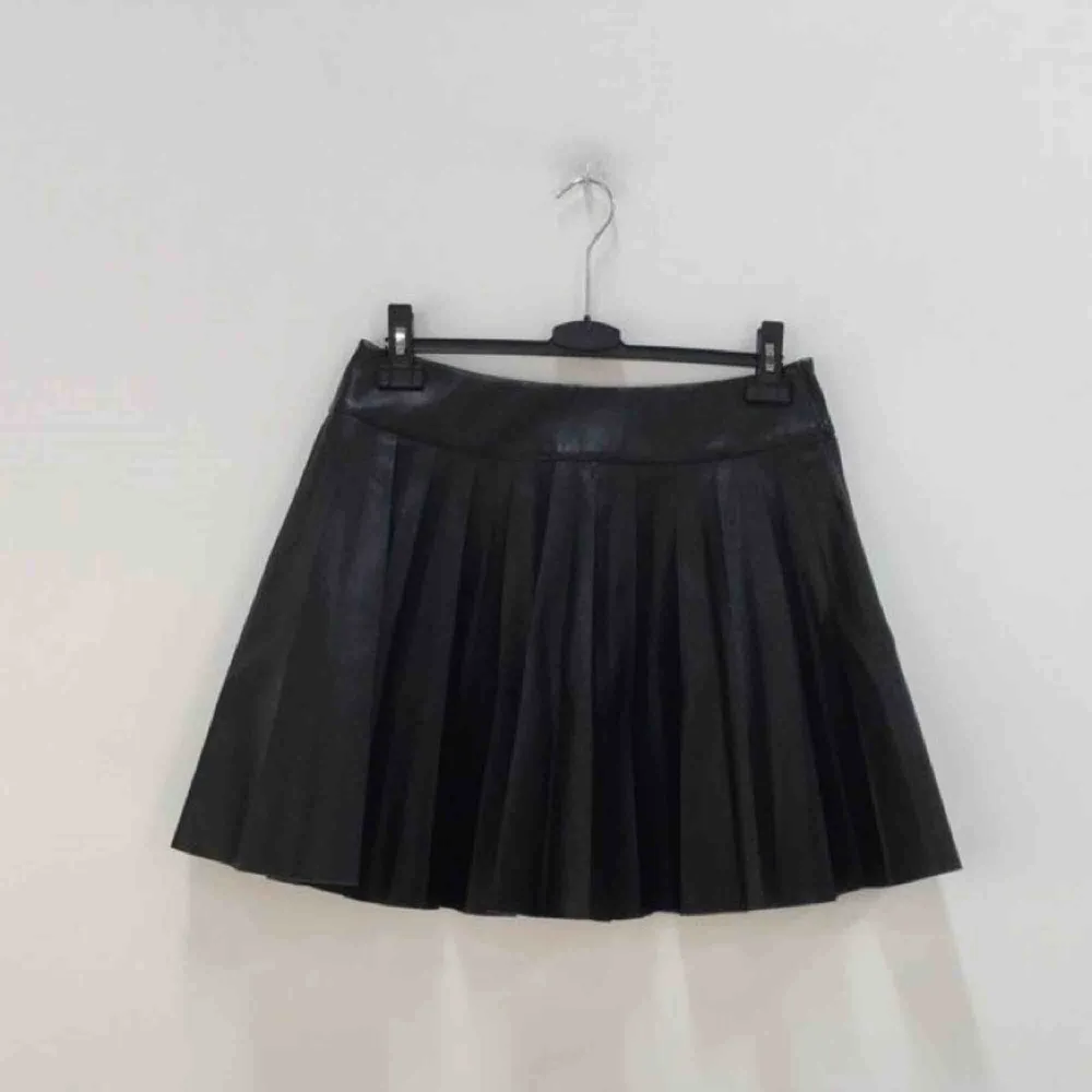 Oanvänd fejkskinn kjol från Nicki Minaj kollektion för H&M, kommer inte använda den pga för stor storlek, så därför säljer jag den vidare, frakt ingår i priset✨. Kjolar.