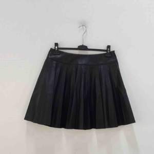Oanvänd fejkskinn kjol från Nicki Minaj kollektion för H&M, kommer inte använda den pga för stor storlek, så därför säljer jag den vidare, frakt ingår i priset✨