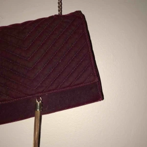  - Fin väska i vinrött